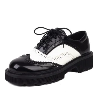 2023 Новые Винтажные Ретро Черно-белые Туфли контрастного цвета на плоской подошве Женские Повседневные Оксфордские туфли-дерби с перфорацией типа Броги на платформе